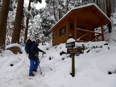 ヒミズ谷出合小屋－ここから水無山北尾根コースに