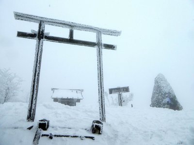 綿向山山頂はホワイトアウト状態