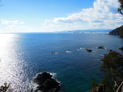 芦浜南の断崖道から。<br />大台ケ原は雪雲に覆われていた。（正月２日）