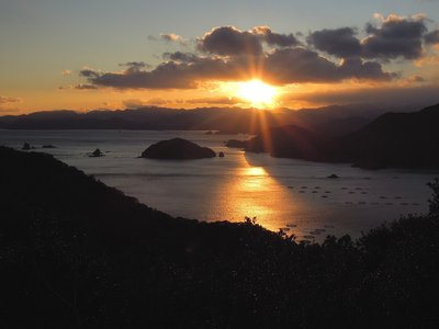 近畿自然歩道から見る錦湾口を介して見る夕日。