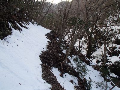斜めの橋をわたった所の右岸道