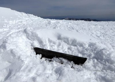 今回雪に埋もれて屋根の先がちょっとだけ露出していた