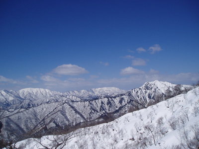 屏風山の偉容。後方は姥ヶ岳と能郷白山。