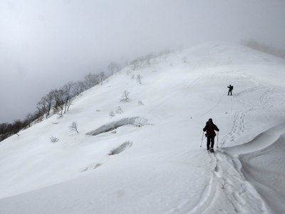 小津権現山からの最初の下り－急斜面でクレバスがありました