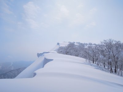 頂上に張り出す雪庇