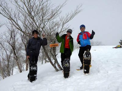 ガスが取れない小津権現山の山頂にて