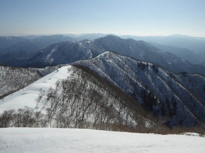 小津権現山から歩いてきた縦走路を望む（花房山山頂にて）