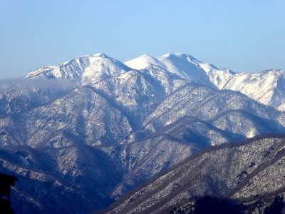 花房山からの下山中に能郷白山・イソクラの見納め