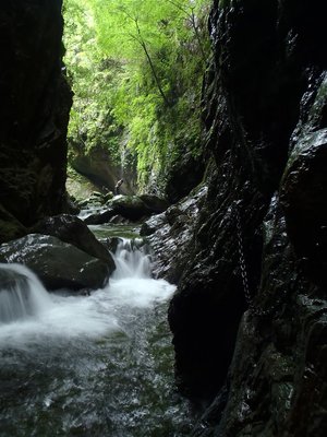 太いクサリが設置されてる。