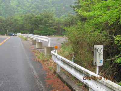 ０．６キロポスト低い側