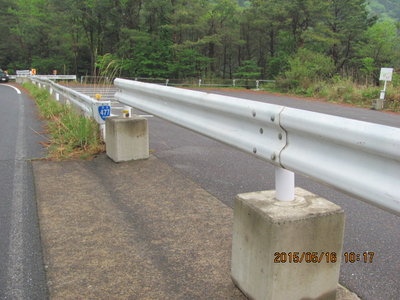 ０．６キロポスト低い側