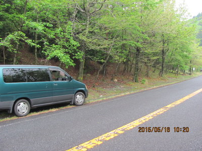 雨乞岳登山口側の路肩