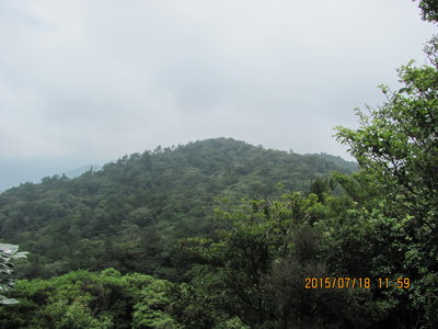 霊山山頂から望む南峰