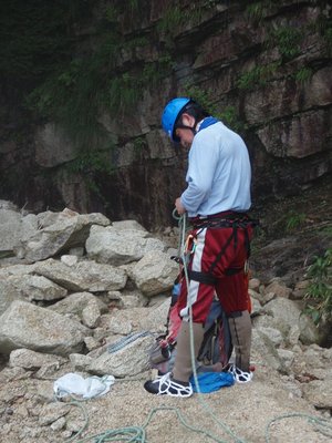 堰堤上部で突撃準備