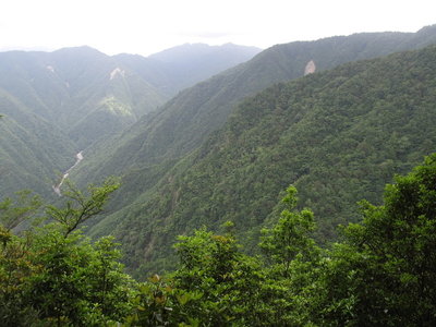 登った尾根、右奥