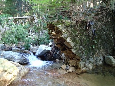 破壊された石積堰堤