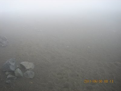 火口縁上はガスの中