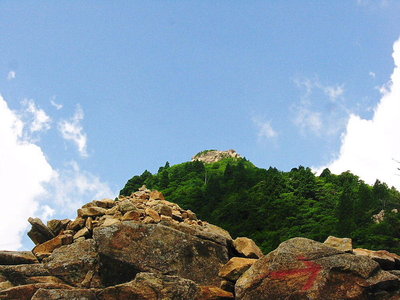 ● サンチョ岩場の上は青空が透き通ってる