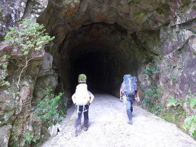 素掘りのトンネル