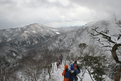 IMG_5077.jpg (148.15 KiB) 閲覧された回数 18546 回 2010年スノー衆、岩籠山、下山中に晴れてきた