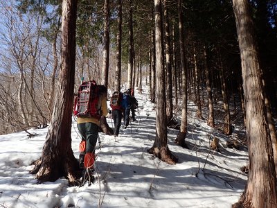 スノーシューを背負って行く