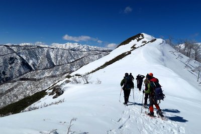 栗ヶ岳に向かう－南斜面は笹が出ている