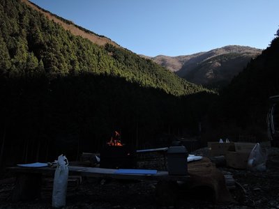 奥の雑木の稜線の左の奥に平があって、そこから林道入り口まで（さらには学校まで）歩いて通っていた