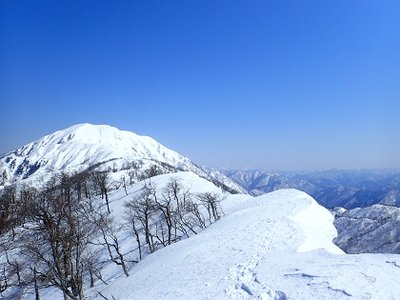 雪庇の尾根を行く