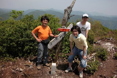 こちらが東峰です－三角点はありませんが、杉野山の会の石碑があります