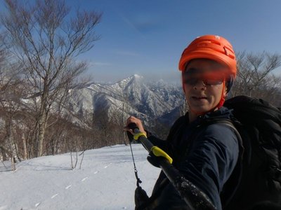 オレンジのヘルメットを被った登山者