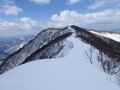 東峰から本峰を臨む稜線の大きな雪庇