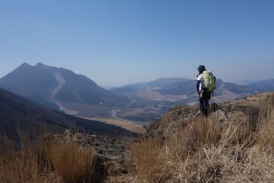 山頂で　背景は由布岳