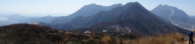 山頂からのパノラマ　左端:高崎山　中央奥左:鶴見岳　手前:内山　右:由布岳