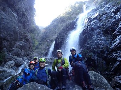 小木森滝の前で