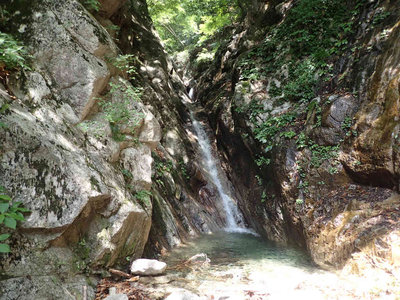 ゴルジュ内の滝