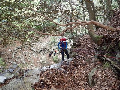 カニクチ谷の滝で懸垂下降