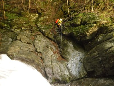 女滝落ち口へ懸垂下降