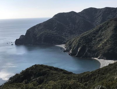 米子浜（手前）と網代浜