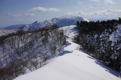 美しい雪庇の造形と伊吹山