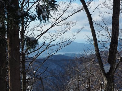 P1048819s.jpg (1.53 MiB) 閲覧された回数 3623 回 樹間より湖のような敦賀湾を垣間見る