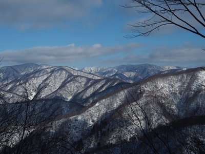 P1048821s.jpg (1.36 MiB) 閲覧された回数 3623 回 彼方に下谷山(左)~上谷山(右)への稜線