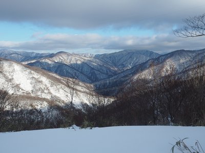 正面に横山岳