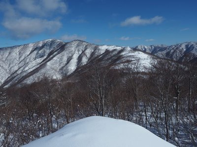 P1138653ss.jpg (148.46 KiB) 閲覧された回数 5075 回 1041m峰ピークの冠雪した大岩より上谷山を望む