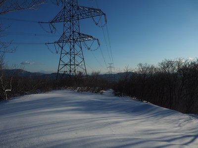 P1138722ss.jpg (132.27 KiB) 閲覧された回数 5075 回 鉄塔尾根に西陽がおとす黄金色の光と蒼いシルエット
