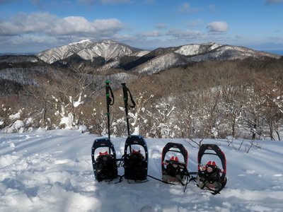 武奈ヶ岳が展望できるランチ場にて（スノー衆のスノーテーブルが残っていた場所）