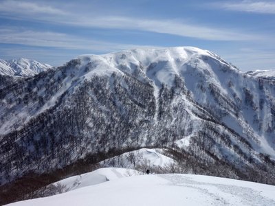 大長山を眼前に見ています－中央に直登コース、左に巻き道が見えます
