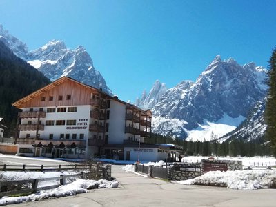 この立派なホテルも休業中、背後はCima Undici