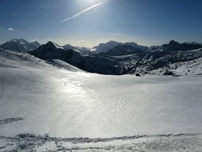 左の黒いピラミダルなピーク（2,400ｍ）も大雪で登頂を断念