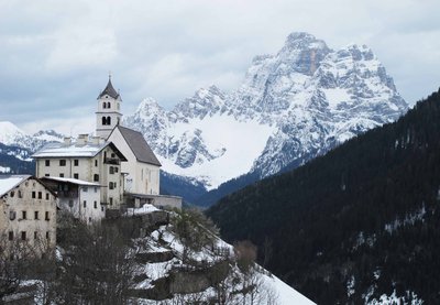 コッレ・サンタルチアの教会とペルモ山