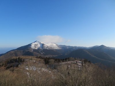 登る途中で霊仙山を振り返る